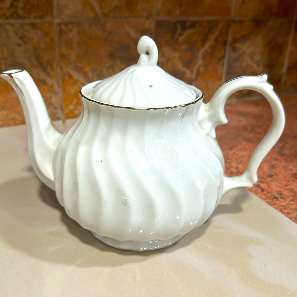 Royal Manor Teapot White/ Gold Trim 1989 Japan